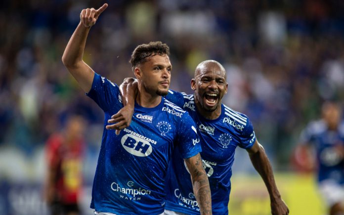 Daniel Júnior comemora gol contra o Pouso Alegre, em 2022