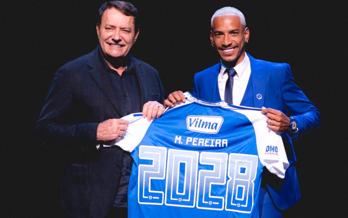 Pedrinho ao lado de Matheus Pereira, que renovou até 2028