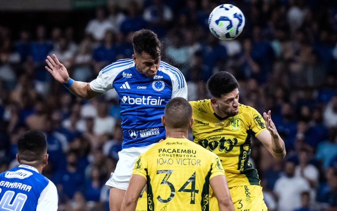 Kaio Jorge disputa bola aérea com Jemmes, ex-Mirassol