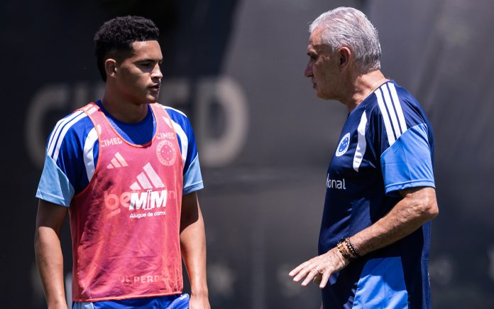 Tite conversa com o lateral-esquerdo Kauã Prates (Foto: Gustavo Aleixo/Cruzeiro)