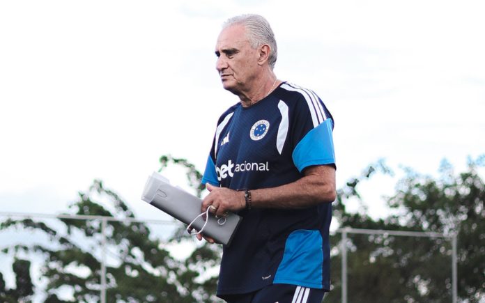 Tite durante treino do Cruzeiro na Toca II, em BH