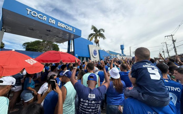 Torcida do Cruzeiro na porta da Toca II