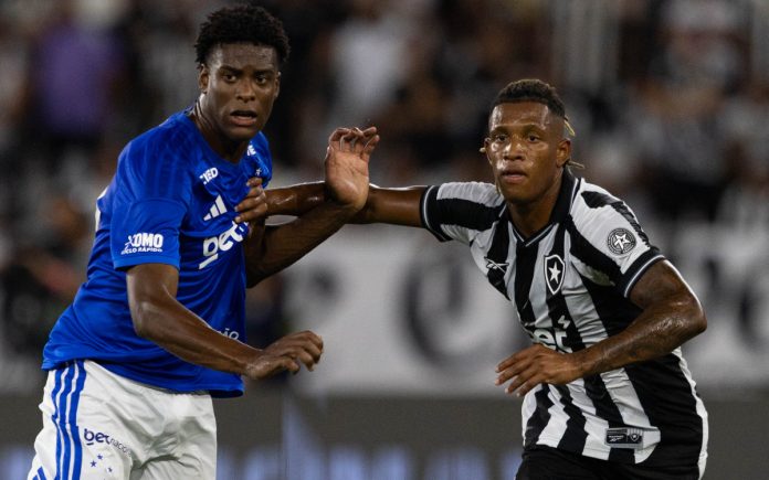 Jonathan Jesus em disputa de bola contra o Botafogo (Foto: Thais Magalhães/Cruzeiro)