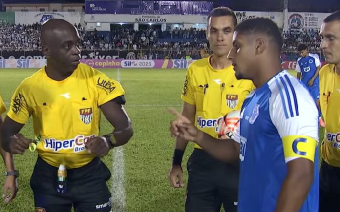 Fernando recusa 'lado preto' da moeda (Foto: Reprodução/Cazé TV)