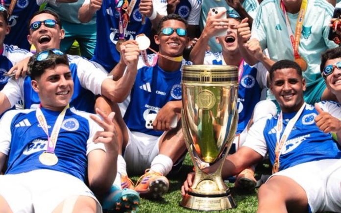 Baptistella ao lado da taça da Copinha 2026
