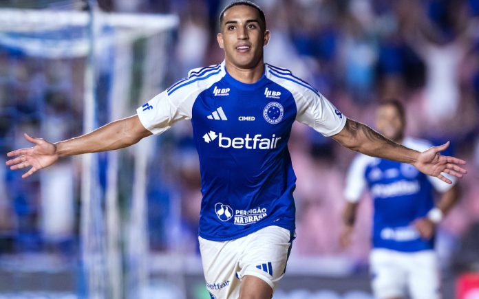 Christian comemora gol no Parque do Sabiá, em Uberlândia