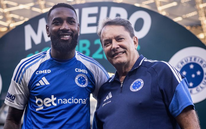 Pedrinho ao lado de Gerson, reforço do Cruzeiro