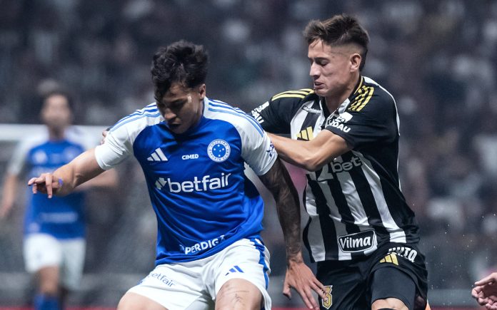 Kaio Jorge em disputa de bola no clássico na Arena (Foto: Gustavo Aleixo/Cruzeiro)