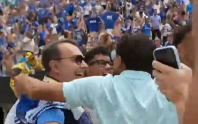 Pedrinho celebrou título da Copinha com os crias