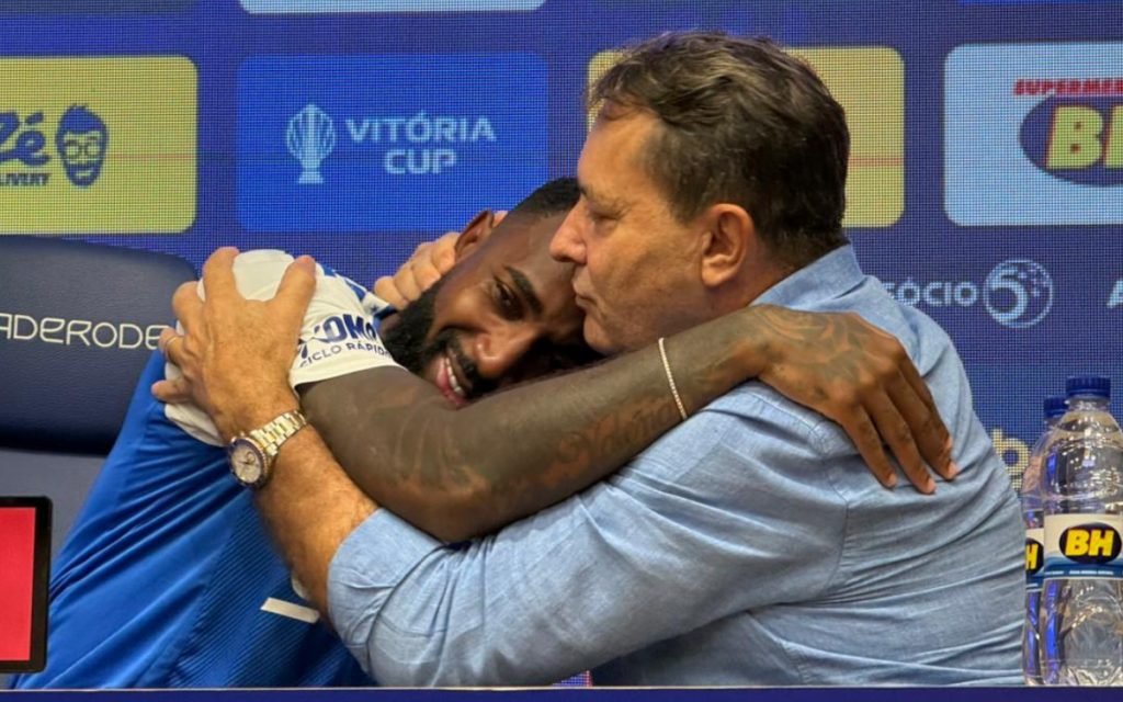 Pedrinho abraça Gerson após forte desabafo do meio-campista (Foto: Thaynara Amaral/Central da Toca)