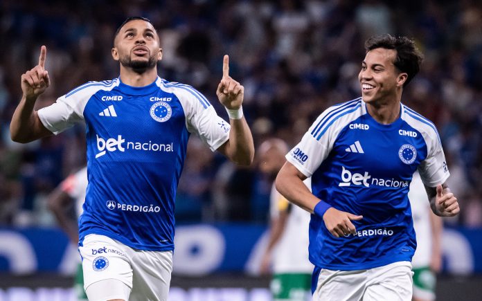 Wanderson e Kaio Jorge comemoram gol do Cruzeiro no Mineiro (Foto: Gustavo Aleixo/Cruzeiro)