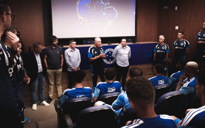 Tite em reunião com os jogadores na Toca da Raposa ll (Foto: Gustavo Martins/Cruzeiro)