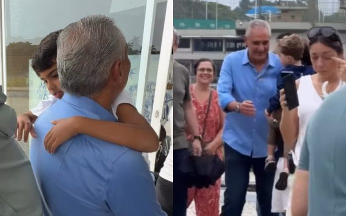 Tite, técnico do Cruzeiro, atendendo torcedores na Pampulha