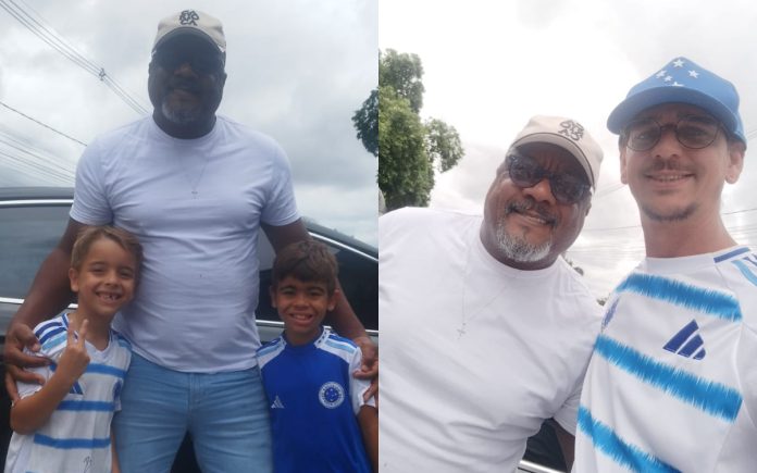 Pai de Gerson posa com torcedores do Cruzeiro na porta da Toca II