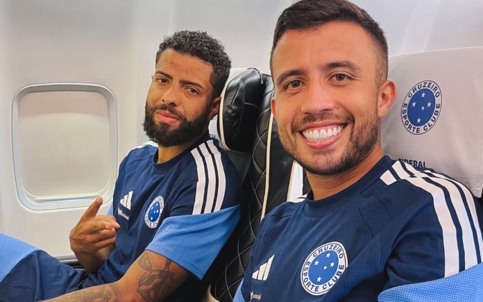 Matheus Henrique e João Marcelo em voo para o Rio de Janeiro (Foto: Matheus de Morais/Cruzeiro)