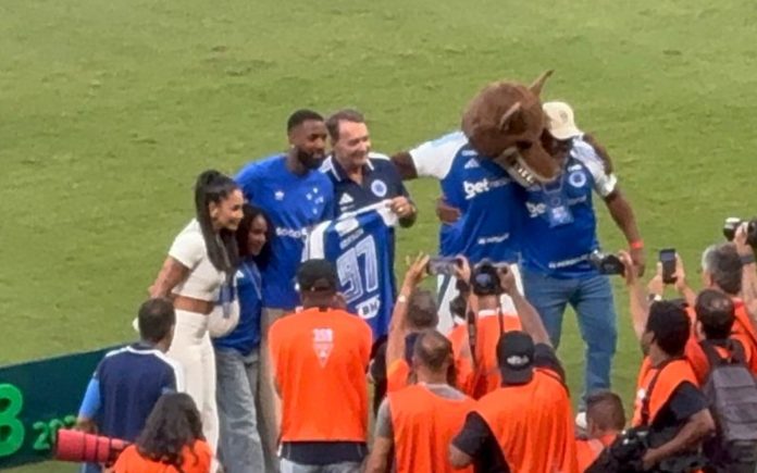 Gerson, novo reforço do Cruzeiro, ao lado de Pedro Lourenço