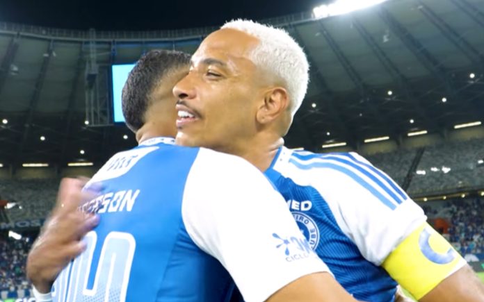 Matheus Pereira abraça Wanderson (Foto: Reprodução/TV Cruzeiro)