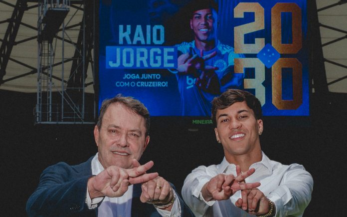 Pedrinho e Kaio Jorge fazem o K após renovação