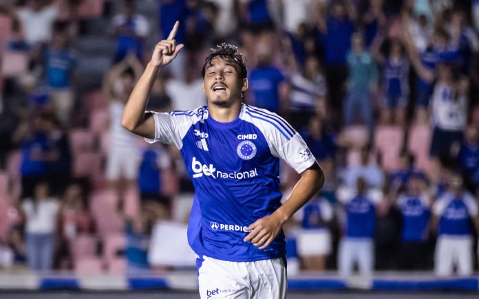 Japa comemora gol contra o Tombense
