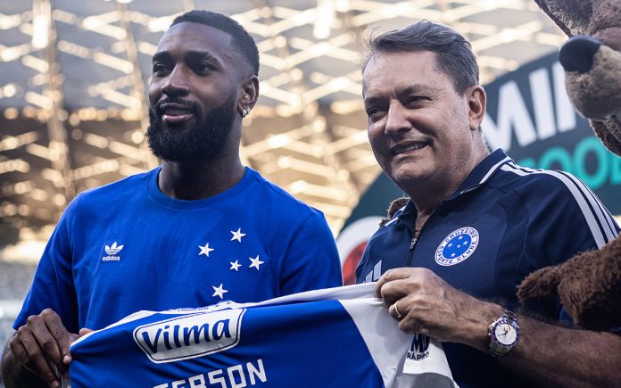 Gerson, novo reforço do Cruzeiro, ao lado de Pedro Lourenço