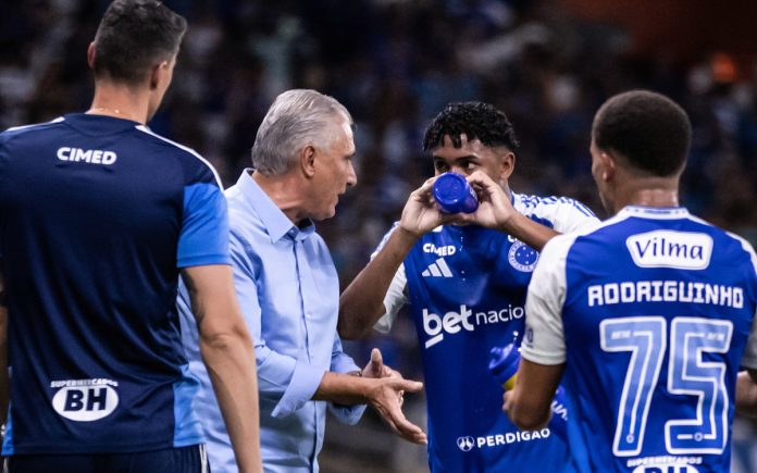 Tite conversa com Ryan Guilherme na estreia do Mineiro