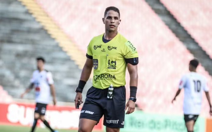 Hieger Tulio Cardoso apita URT x Cruzeiro (Foto: Fernanda Trindade/Athletic)