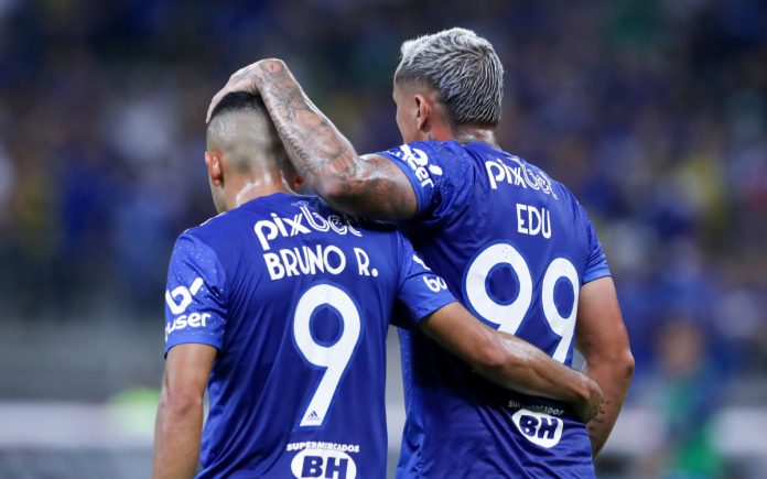 Bruno Rodrigues e Edu jogaram juntos pelo Cruzeiro, em 2022 (Foto: Staff Images/Cruzeiro)