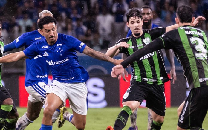 Christian tenta ganhar disputa de bola em jogo contra o América-MG