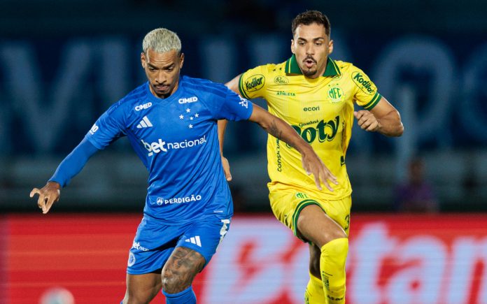 Matheus Pereira em lance com Eduardo, ex-Cruzeiro