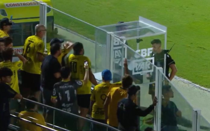 Bráulio da Silva Machado analisando o lance na cabine do VAR (Foto: Reprodução/CBF)