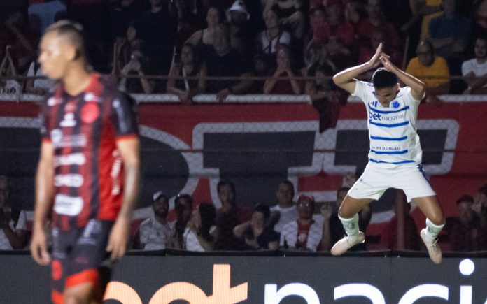 Bruno Rodrigues comemora gol marcado pelo Cruzeiro