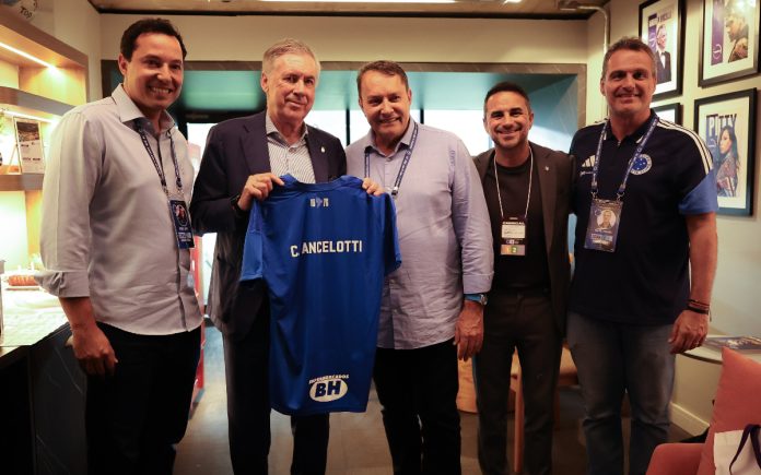 Ancelotti foi recebido pela diretoria do Cruzeiro e ganhou camisa do clube