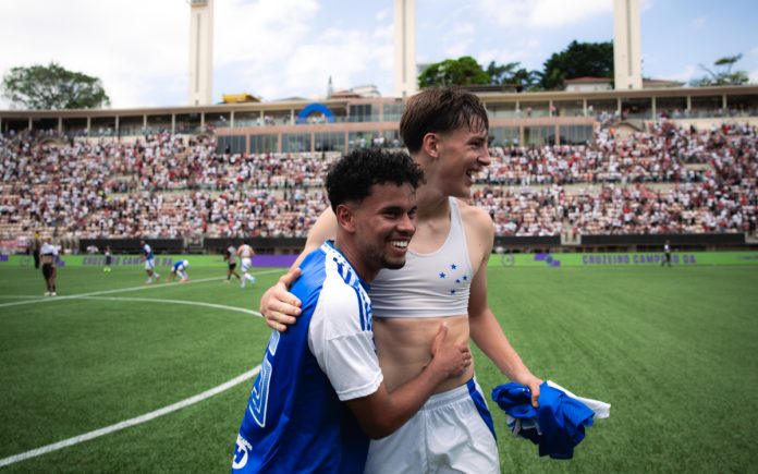 Crias da Toca comemorando o título da Copinha (Foto: Marco Galvão/Cruzeiro)