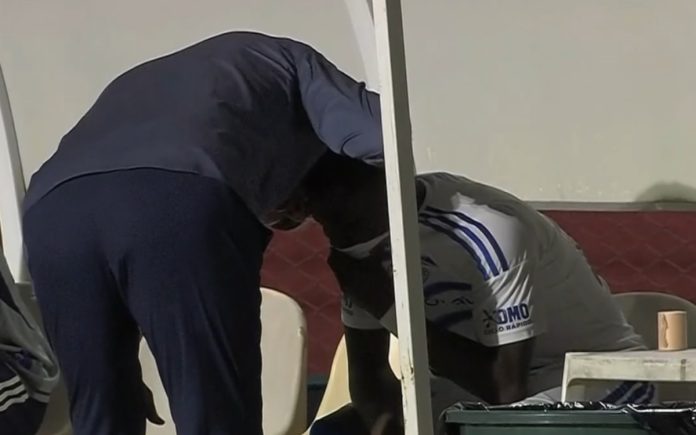 Néiser Villarreal chorando no banco de reservas do Cruzeiro
