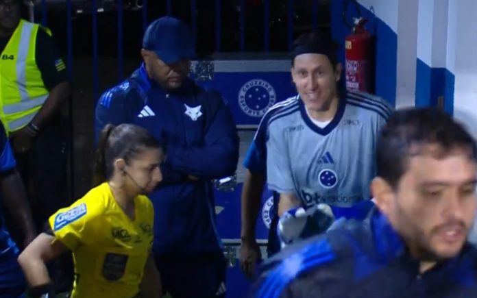 Cássio retornando do vestiário no meio de Betim x Cruzeiro