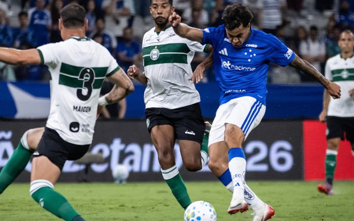 Kaio Jorge em disputa de bola diante do Coritiba (Foto: Gustavo Aleixo/Cruzeiro)