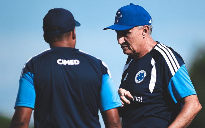 Tite conversa com Wesley Carvalho em treino na Toca II