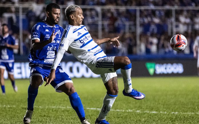 Matheus Pereira em disputa de bola na vitória diante da URT (Foto: Gustavo Aleixo/Cruzeiro)