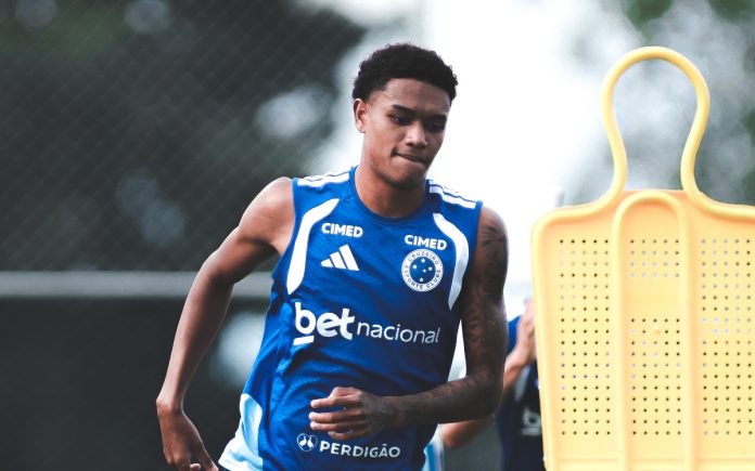 Kenji, atacante do Cruzeiro, treinou com o grupo nesta quarta (18) - (Foto: Gustavo Martins/Cruzeiro)