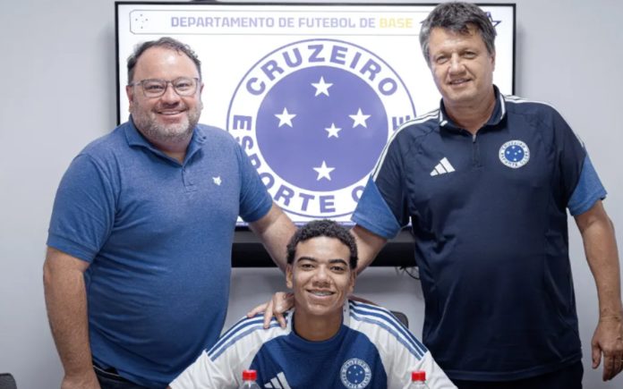 Júlio Damique ao lado de Fred Cascardo e Adilson Batista (Foto: Divulgação/Cruzeiro)
