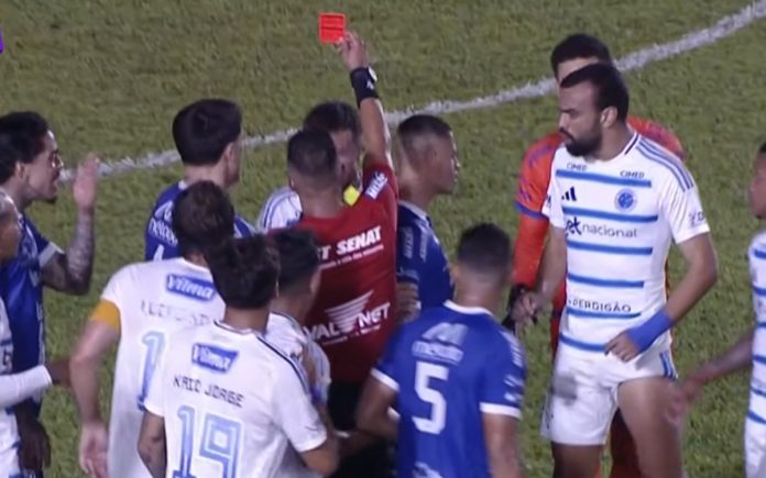 Matheus Henrique foi expulso aos 53 minutos do primeiro tempo (Foto: Reprodução/GE TV)