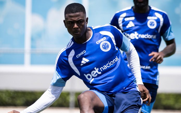 Néiser voltou a treinar com o grupo após se recuperar de um edema (Foto: Gustavo Aleixo/Cruzeiro)