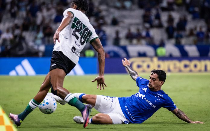 Fagner em disputa de bola contra o Coritiba, no Mineirão (Foto: Gustavo Aleixo/Cruzeiro)