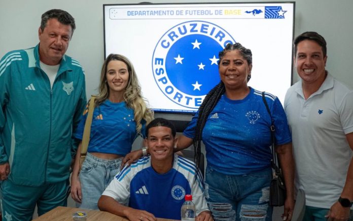 Jhonny assinou primeiro contrato profissional com o Cruzeiro (Foto: Divulgação/Cruzeiro)
