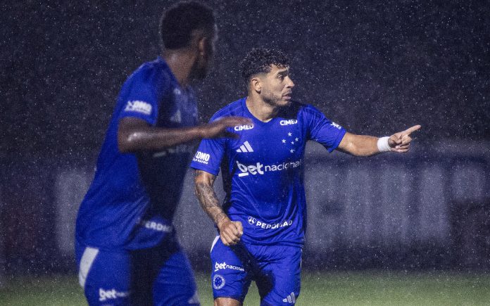 William e Arroyo em vitória contra o Betim