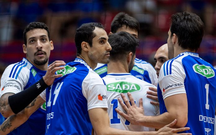 Elenco do Sada Cruzeiro no Riacho, em Contagem (Foto: Agência i7/Sada Cruzeiro)