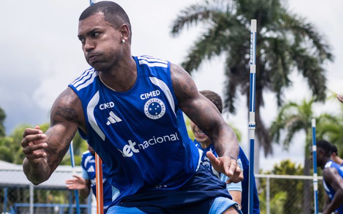 Walace em treino do Cruzeiro na Toca II, em BH