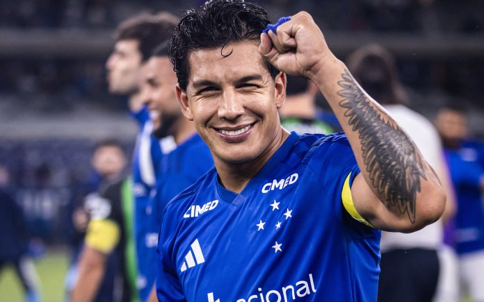 Lucas Romero, volante do Cruzeiro, tem 272 com a camisa celeste (Foto: Gustavo Aleixo/Cruzeiro)