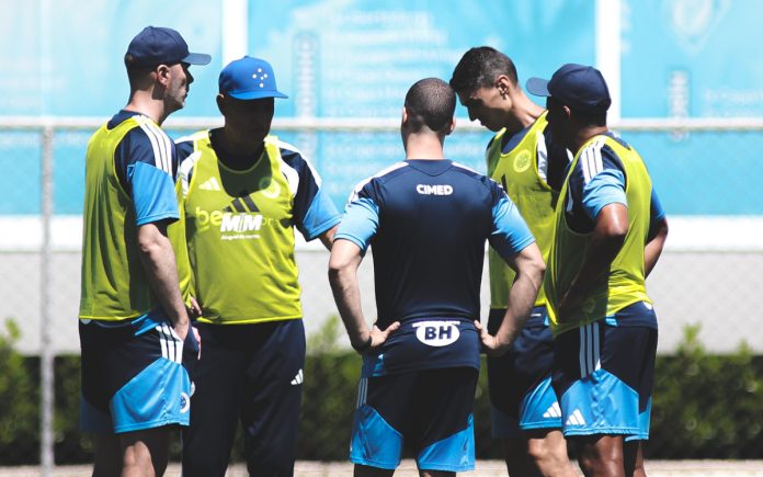 Comissão técnica do Cruzeiro em treino na Toca II