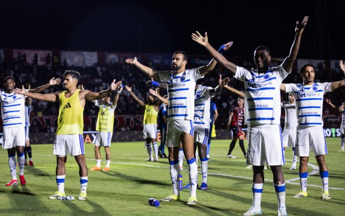 Jogadores do Cruzeiro comemorando a vitória contra o Pouso Alegre, no jogo de ida da semi do Mineiro, no Manduzão (Foto: Gustavo Aleixo/Cruzeiro)